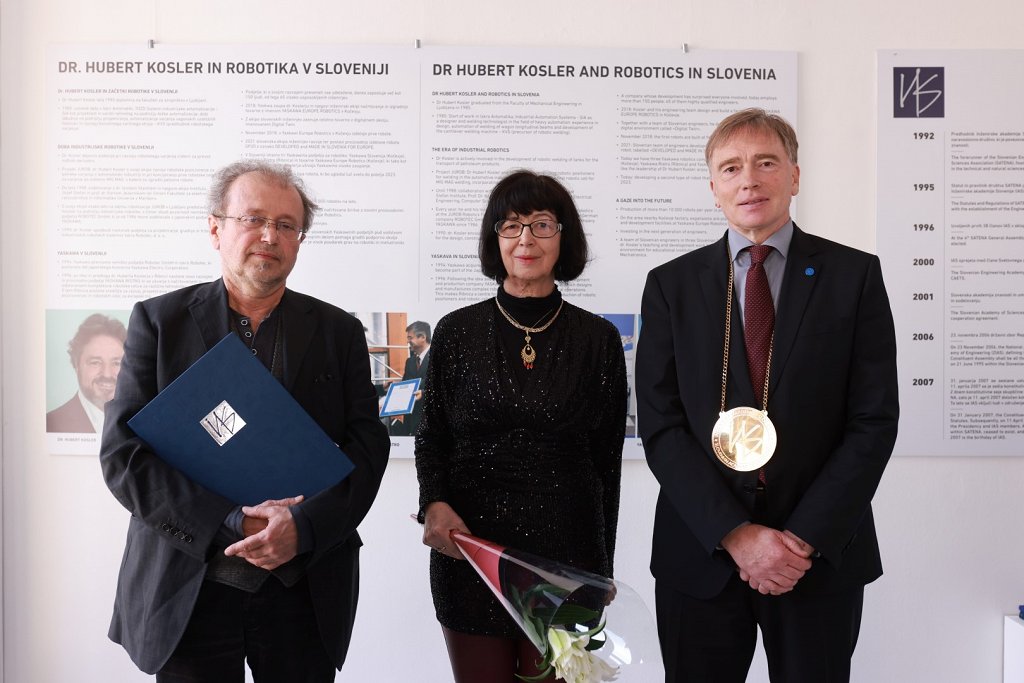 Nagrajenca - Goran Tenze in Jasna Kontler Salomon - s predsednikom IAS dr. Markom Pleškom. (Foto_Željko Stevanić)