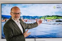Christoph Andexlinger, CEO SES Spar European Shopping Centers, predstavlja izjemno sliko novonastale fotovoltaične elektrarne na strehi EUROPARKA Maribor. © Andreas Schaad