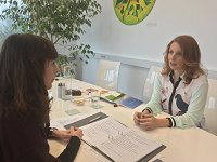 Iza Sia Login med učenjem v holističnem centru Karnion (Foto Davorin Baloh)