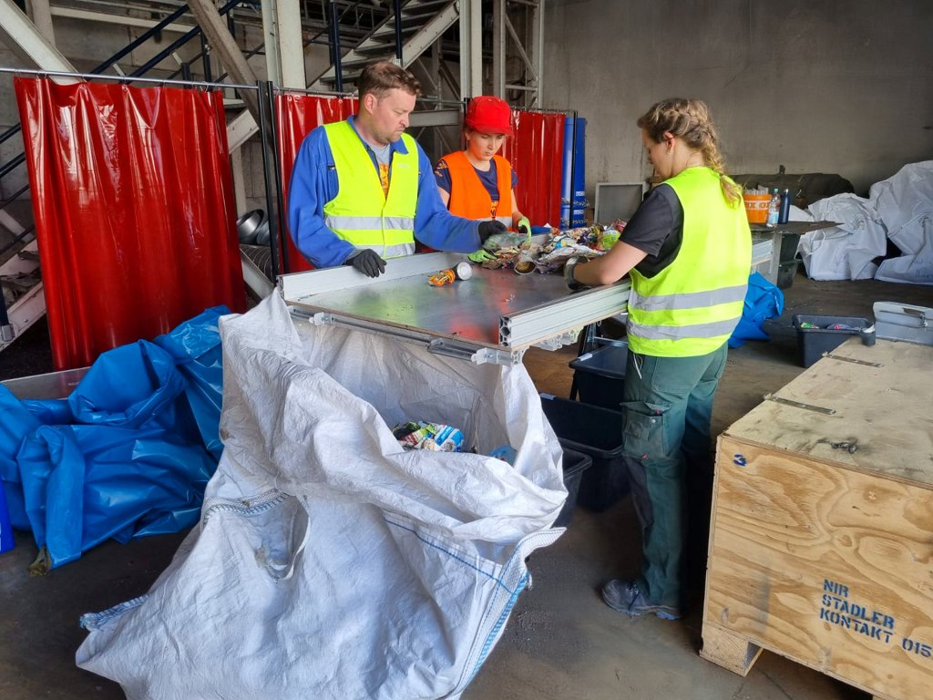 Photo_05_Test_at_STADLER_Test_and_Innovation Center_Students_sorting_paper_into_categories_during_sampling_process