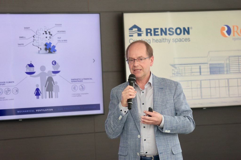 Nick De Landsheer, razvojni direktor podjetja, je predstavil tehnično dovršenost njihovih prezračevalnih rešitev, v katere je vloženega vel