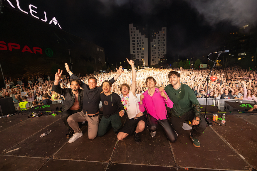 Skupina Joker Out z direktorjem ALEJE Tonijem Pugljem in večtisočglavo zbrano publiko (Foto Miro Majcen)