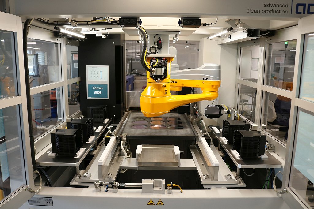 acp_PR_AzurSpace_Anlage innen_V