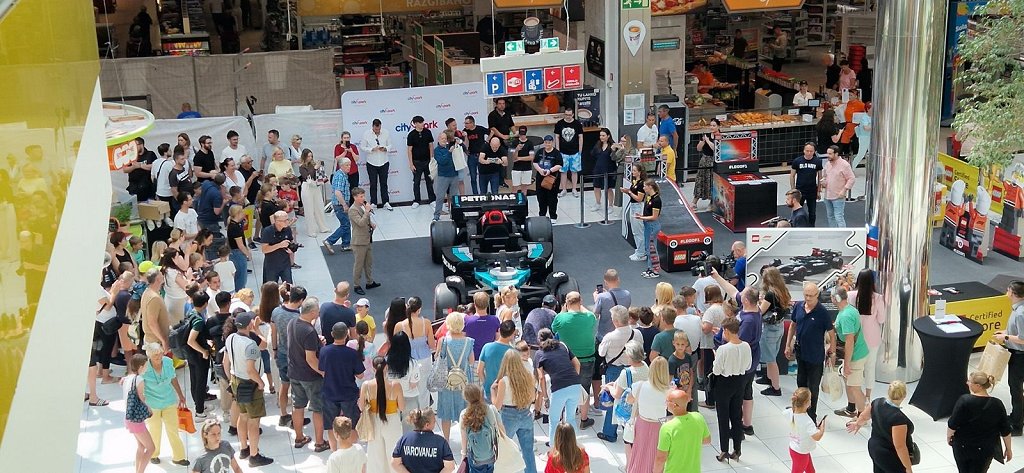 V njegovo izdelavo je bilo vključenih 26 spretnih LEGO® oblikovalcev, inženirjev in mojstrov v LEGO® tovarni na Češkem oziroma več kot 22.000 ur dela. (Foto Robert Krumpak)