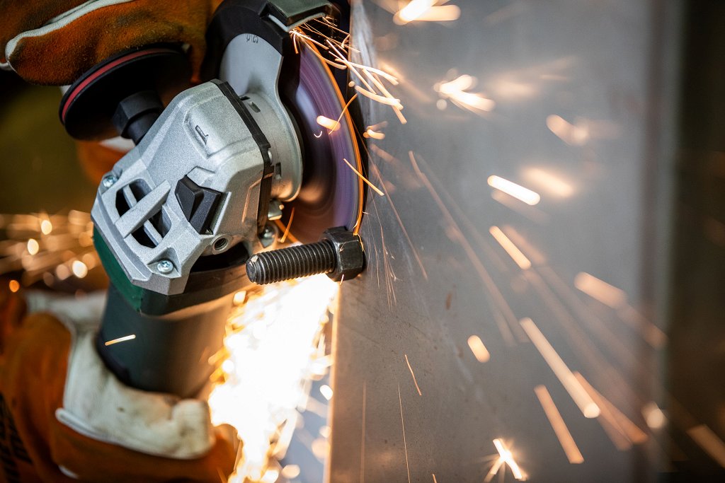 CuttingWheelDepressedCenter-Stainless-Bolt-Cutting863